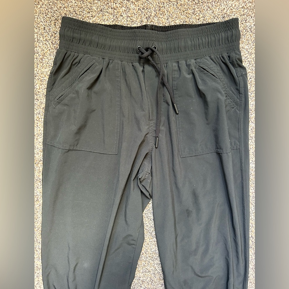 Prana Women’s Black Capri Pant with rouging on the sides size small - Picture 2 of 8